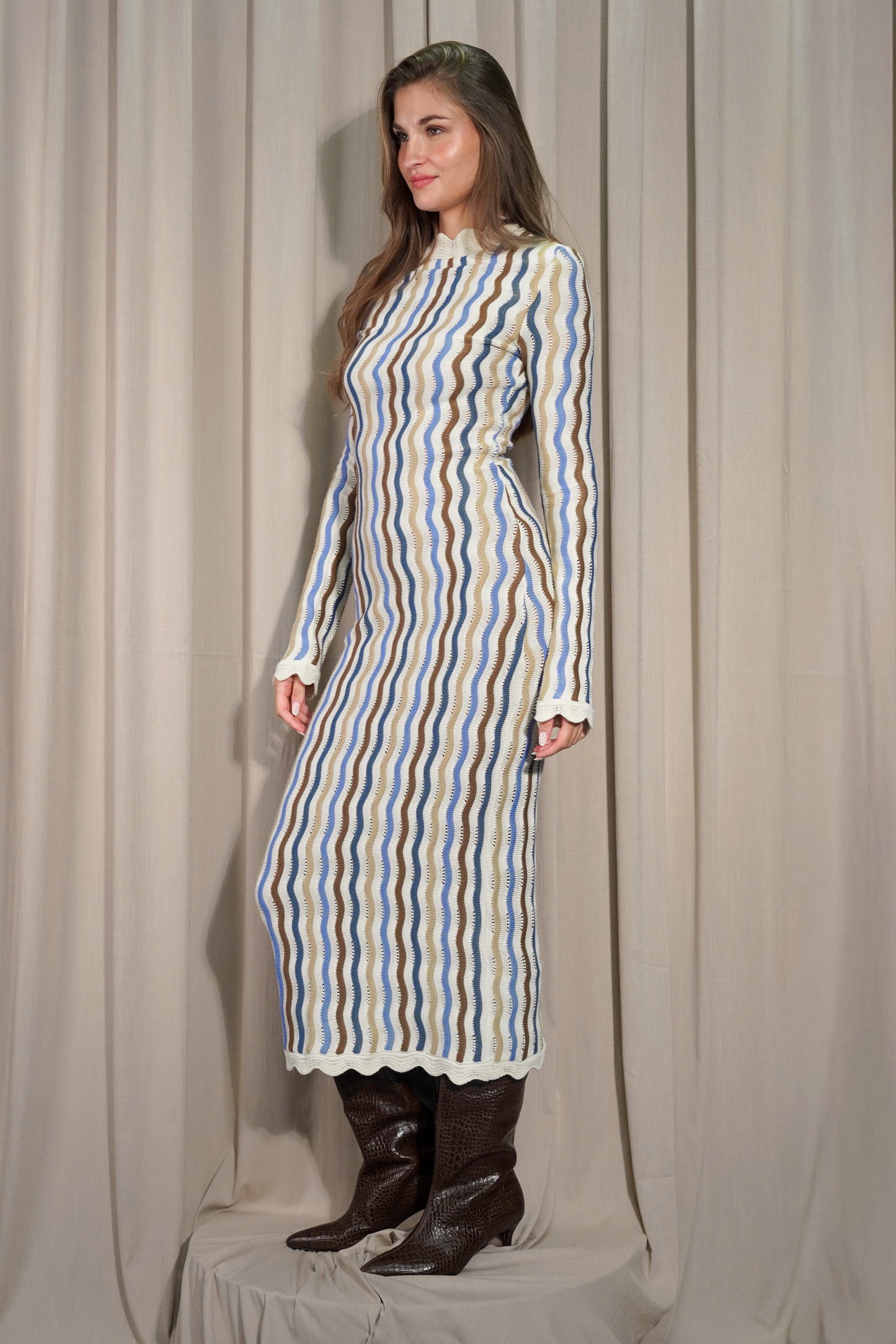 Vestido largo en tonos fríos perfecto para un look sofisticado. Perfecto para eventos especiales o una cena elegante. ¡Con Issy, siempre estarás a la moda!