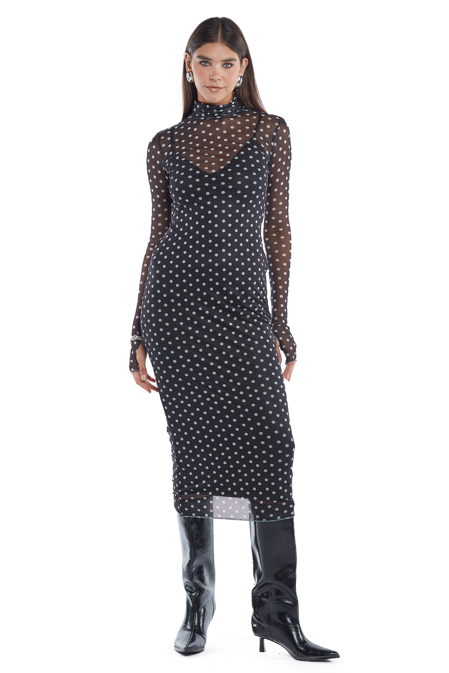 Vestido largo negro ideal para tus noches. Es ceñido al cuerpo, con mangas largas, cuello alto y malla con lunares ideal para brillar.