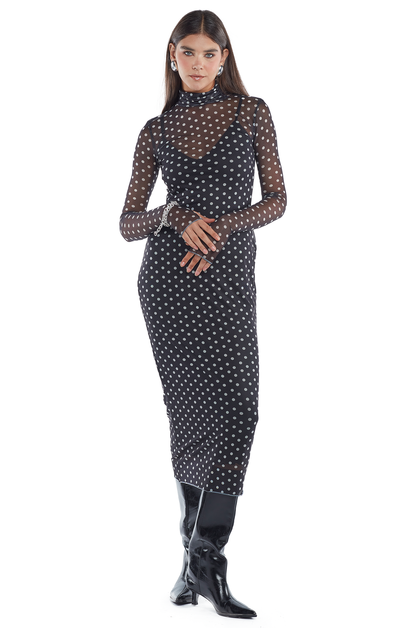Vestido largo negro ideal para tus noches. Es ceñido al cuerpo, con mangas largas, cuello alto y malla con lunares ideal para brillar.
