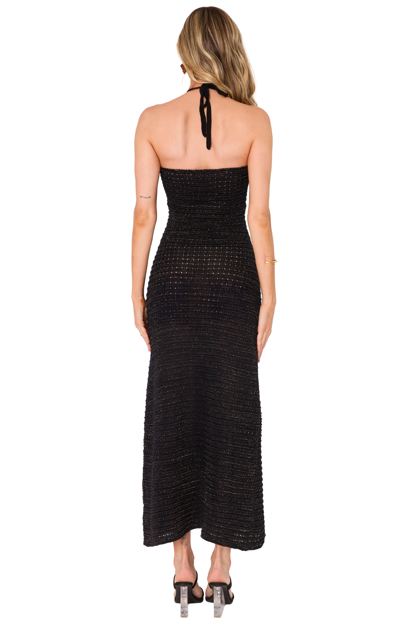 Vestido negro largo tejido con un elegante cut out al centro. Está diseñado para usarse como un vestido de noche, las escapadas o complementar tu traje de baño