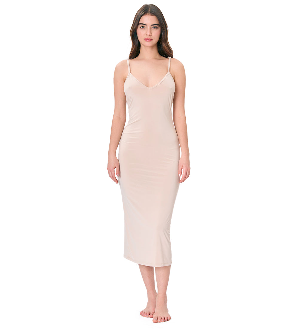 Vestido largo color nude con escote en V y tiras reguladoras para un ajuste perfecto. Vestido tejido a mano con forro nude para evitar transparencias