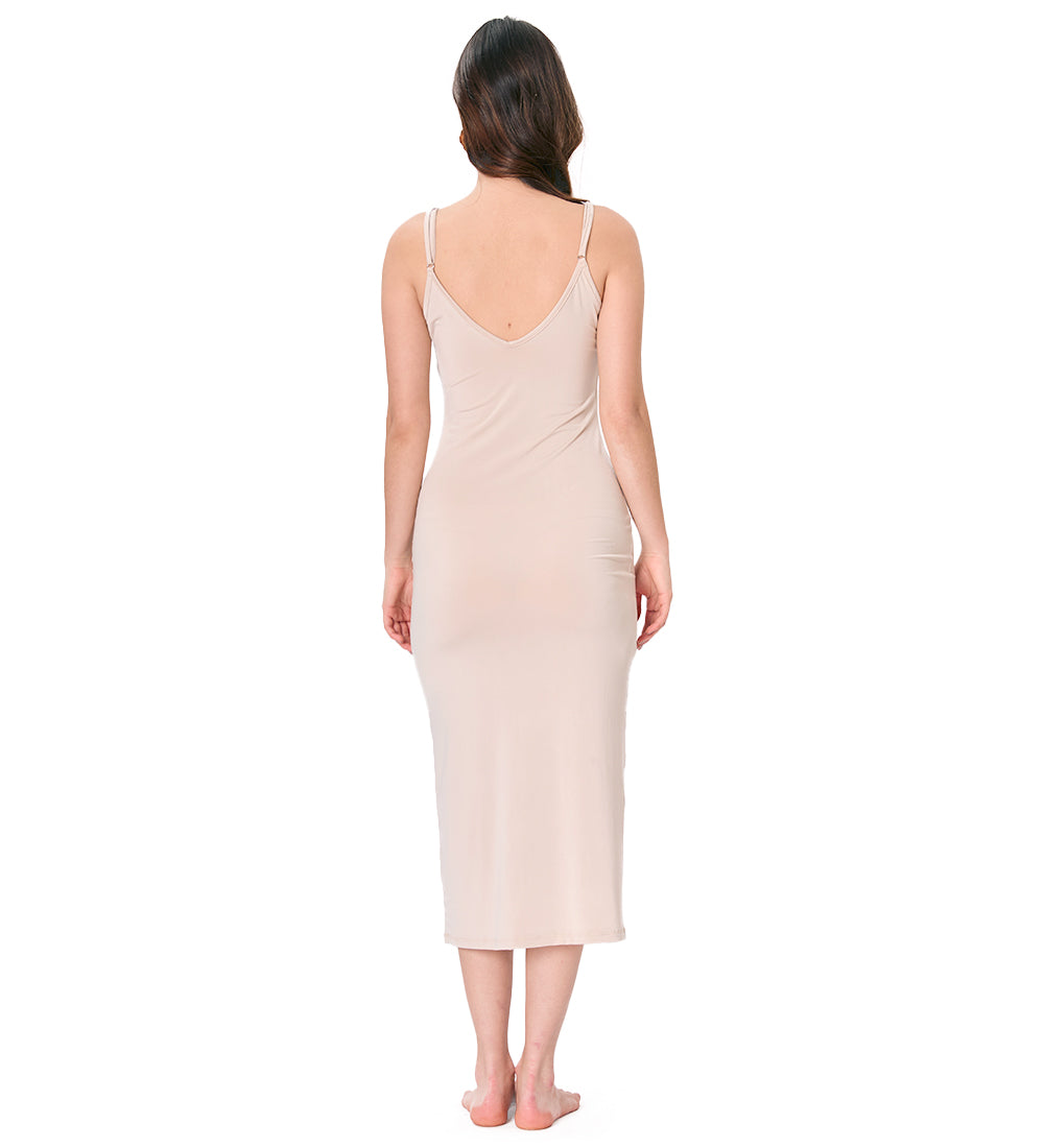 Vestido largo color nude con escote en V y tiras reguladoras para un ajuste perfecto. Vestido tejido a mano con forro nude para evitar transparencias