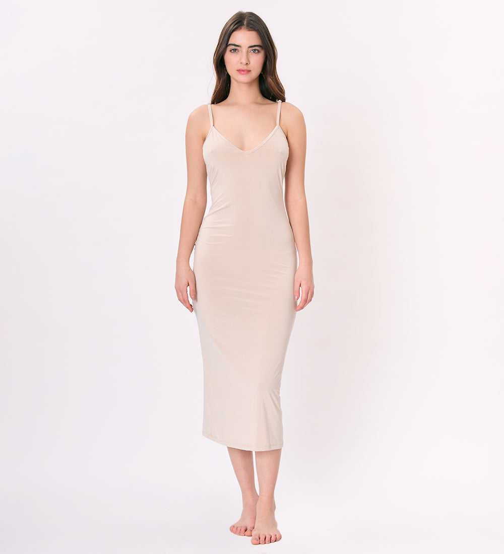 Vestido largo color nude con escote en V y tiras reguladoras para un ajuste perfecto. Vestido tejido a mano con forro nude para evitar transparencias