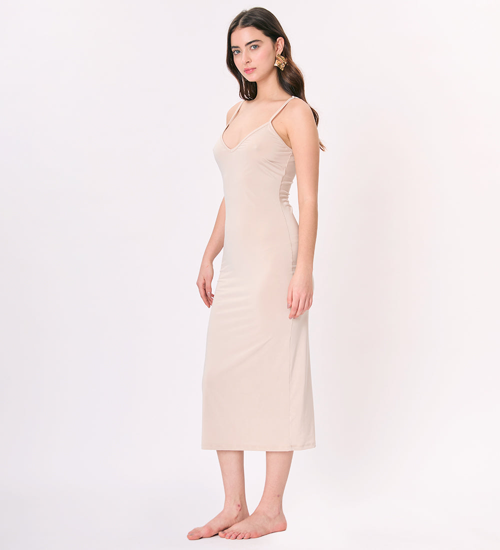 Vestido largo color nude con escote en V y tiras reguladoras para un ajuste perfecto. Vestido tejido a mano con forro nude para evitar transparencias