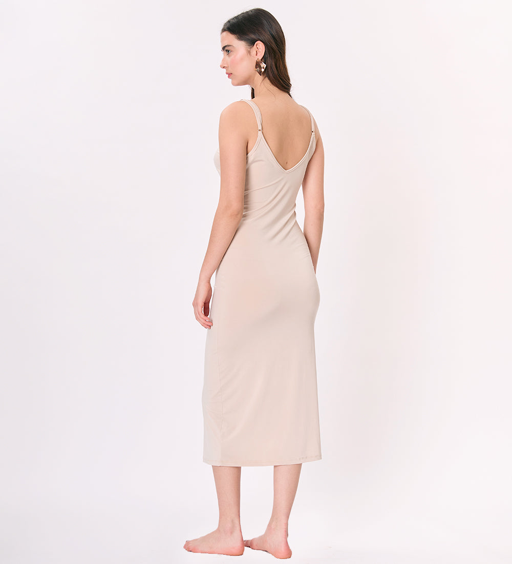 Vestido largo color nude con escote en V y tiras reguladoras para un ajuste perfecto. Vestido tejido a mano con forro nude para evitar transparencias