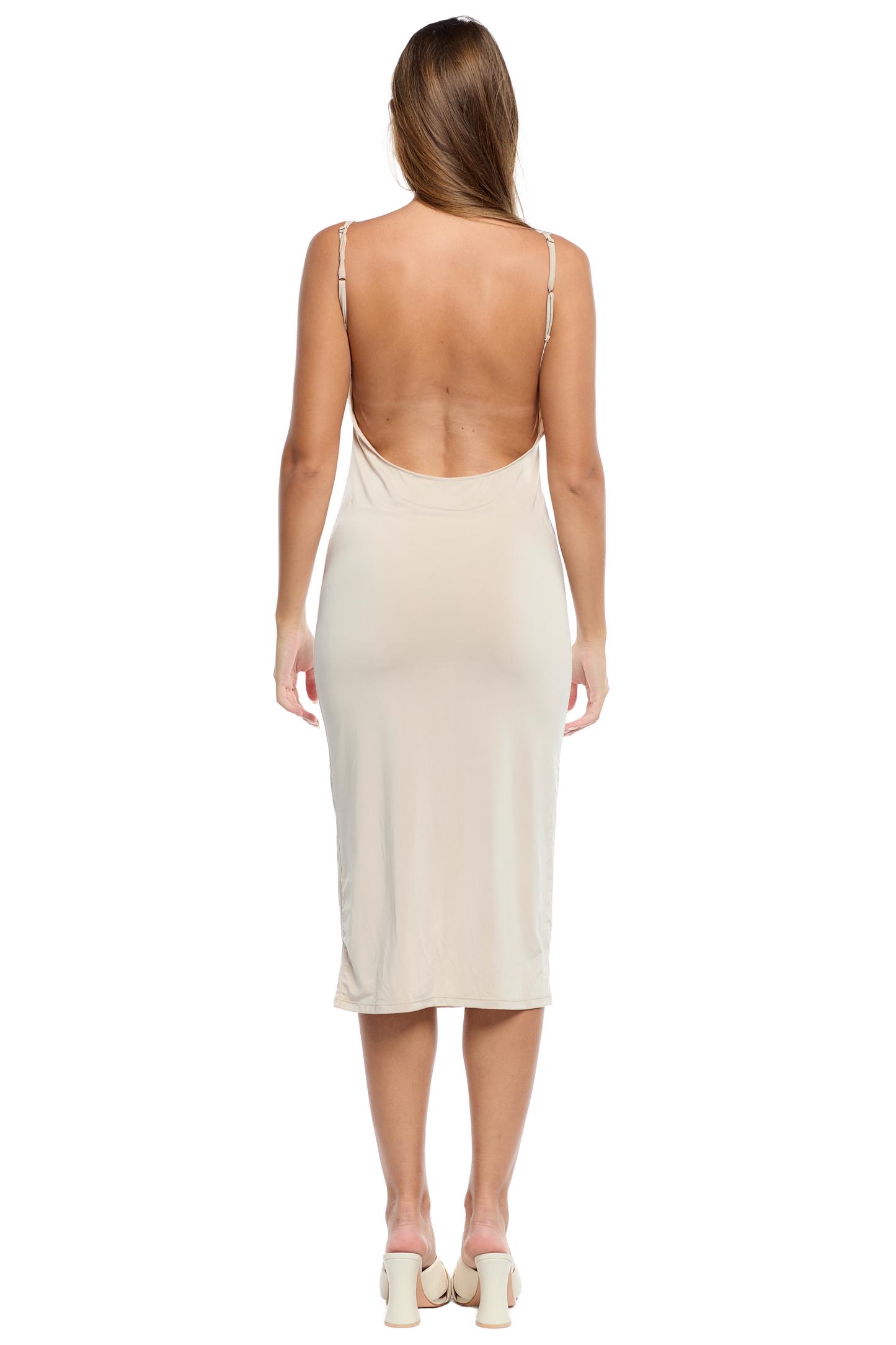 Mujer usando un vestido nude hasta la pantorrilla con tiras y con escote en la parte de la espalda.