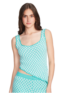 Top para mujer de manga corta tejido a mano que destaca por su diseño fresco y moderno. Ideal para llevar sobre un bikini o como un look casual de verano.