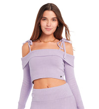 Mujer usando un sweater off-shoulder lila con tiras