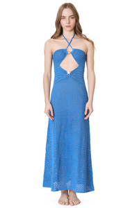 Vestido azul largo tejido con un elegante cut out al centro. Está diseñado para usarse como un vestido de noche, las escapadas o complementar tu traje de baño
