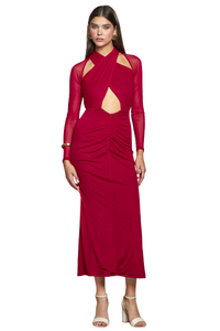 Mujer usando un vestido de tul rojo, con forro, ligera abertura en zona de la barriga y escote halter amarrable y ajustable al cuello.
