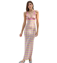 Mujer usando un vestido hecho en tonos rosa, morado y verde con escote sutil y detalles en hilo shiny.